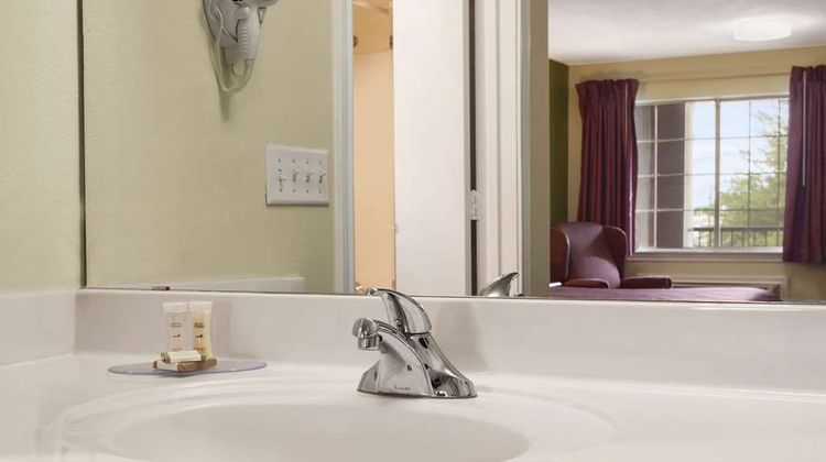 Howard Johnson Express  Lone Star Park Room