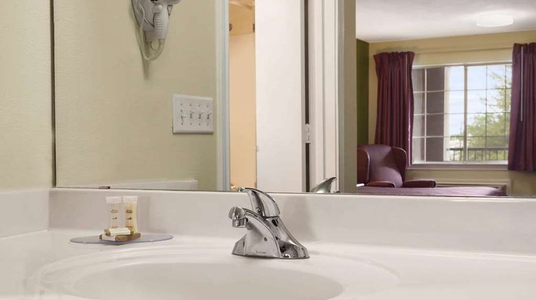 <b>Howard Johnson Express  Lone Star Park Room</b>. Images powered by <a href="https://iceportal.shijigroup.com/" title="IcePortal" target="_blank">IcePortal</a>.