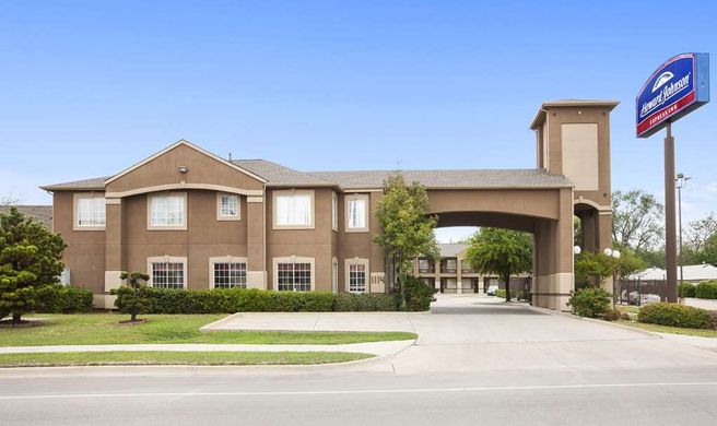 Howard Johnson Express  Lone Star Park Exterior