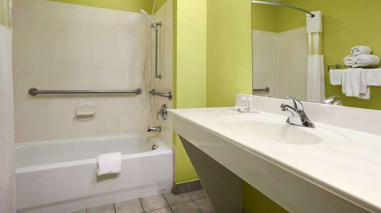 Howard Johnson Express  Lone Star Park Room
