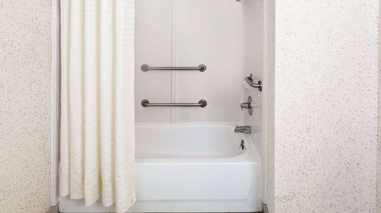 Days Inn & Suites Opelousas Room