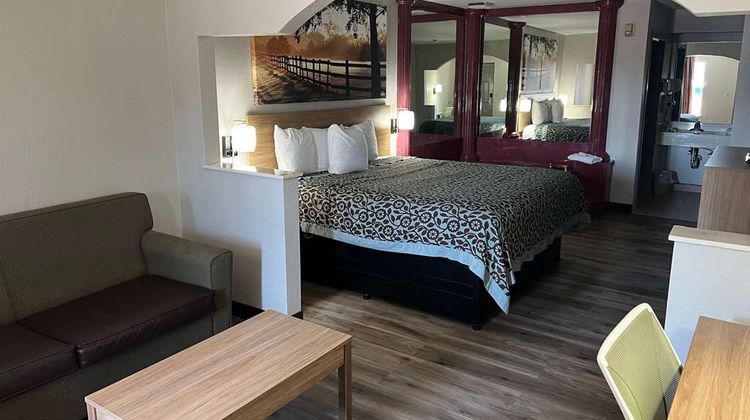 Days Inn & Suites Opelousas Room