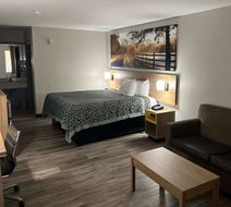 Days Inn & Suites Opelousas Room