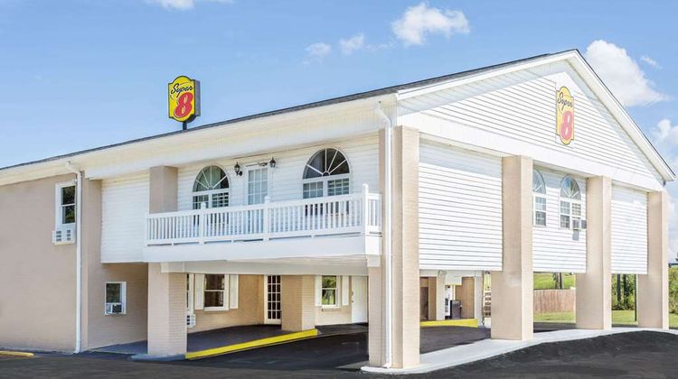 Super 8 Manning Exterior