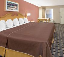 Days Inn & Suites Pine Bluff Room