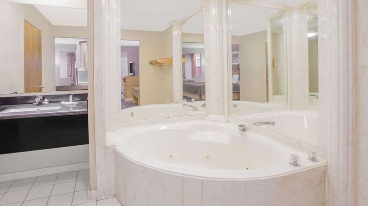 Days Inn & Suites Pine Bluff Room
