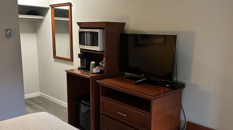 <b>Travelodge Langley City Room</b>. Images powered by <a href="https://iceportal.shijigroup.com/" title="IcePortal" target="_blank">IcePortal</a>.
