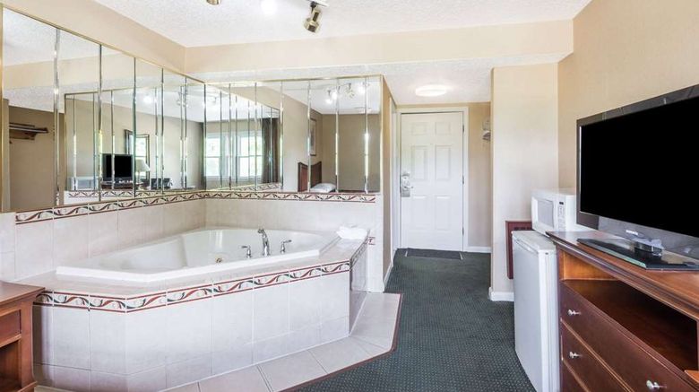 <b>Howard Johnson Hartford South Rocky Hill Room</b>. Images powered by <a href="https://iceportal.shijigroup.com/" title="IcePortal" target="_blank">IcePortal</a>.