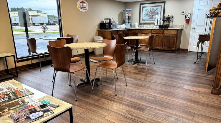 Super 8 Booneville Lobby