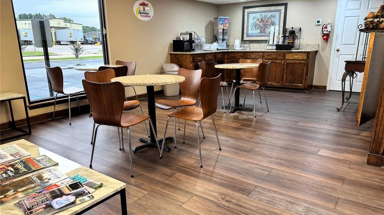 <b>Super 8 Booneville Lobby</b>. Images powered by <a href="https://iceportal.shijigroup.com/" title="IcePortal" target="_blank">IcePortal</a>.