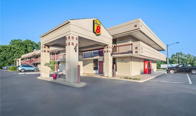 Super 8 Commerce Exterior