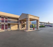 Super 8 Commerce Exterior