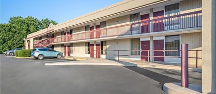 Super 8 Commerce Exterior