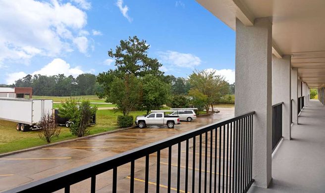 Super 8 Brookhaven Exterior