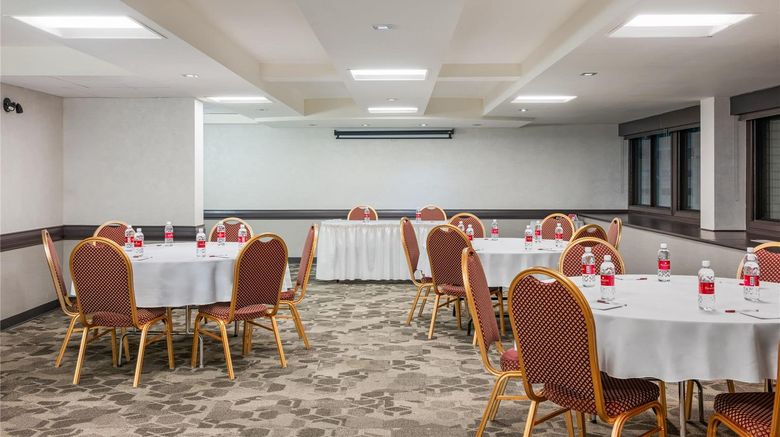 <b>Ramada Plaza Regina Meeting</b>. Images powered by <a href="https://iceportal.shijigroup.com/" title="IcePortal" target="_blank">IcePortal</a>.