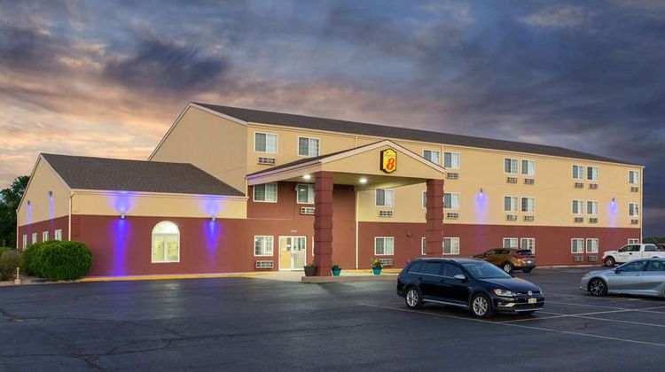 Super 8 Ottawa Exterior