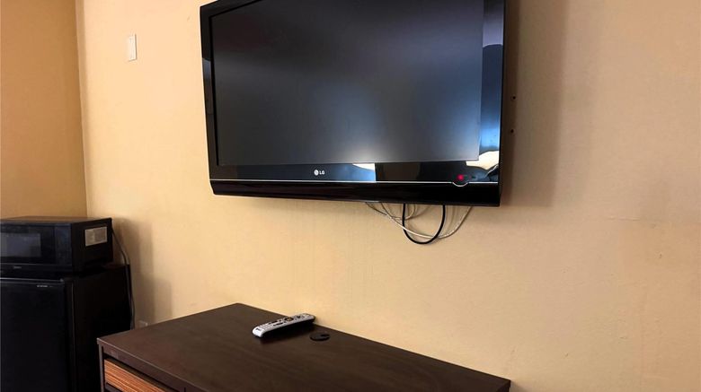<b>Super 8 Jackson/North Room</b>. Images powered by <a href="https://iceportal.shijigroup.com/" title="IcePortal" target="_blank">IcePortal</a>.