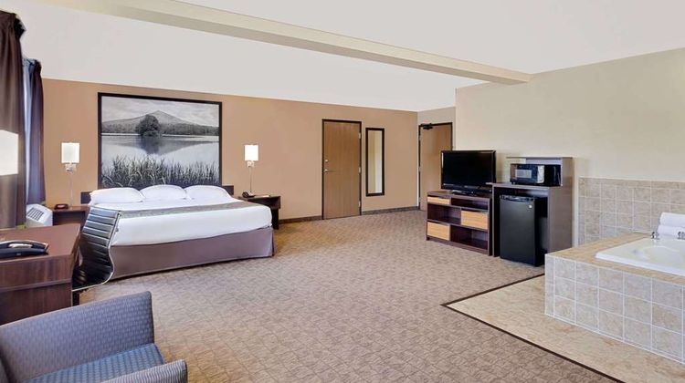 Super 8 Lebanon Suite