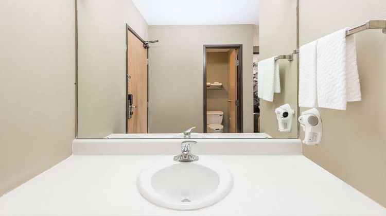 Super 8 Chanute Room