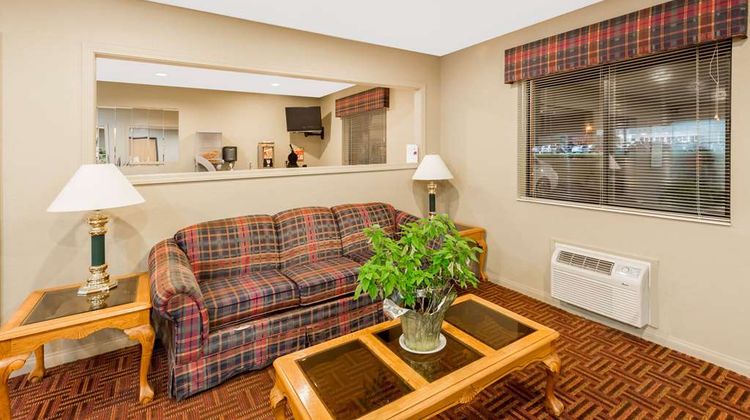 Super 8 Chanute Lobby