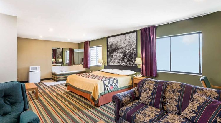 Super 8 Chanute Suite