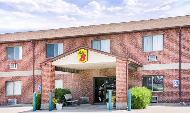 Super 8 Chanute Exterior