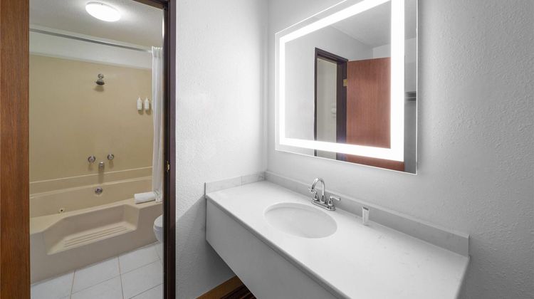 Super 8 Rock Port Suite