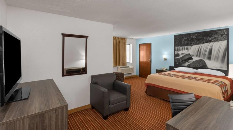 Super 8 Rock Port Suite