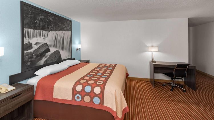 Super 8 Rock Port Suite
