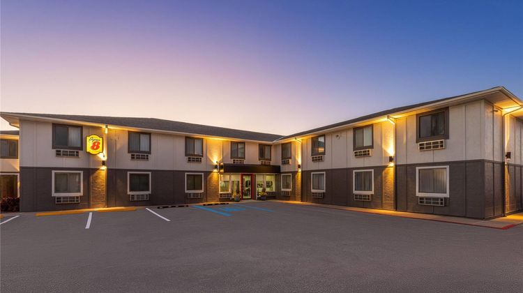 Super 8 Rock Port Exterior
