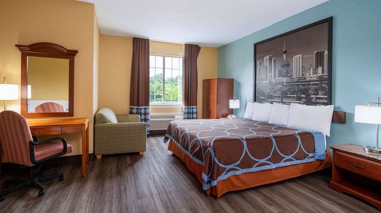 Super 8 Salisbury Suite