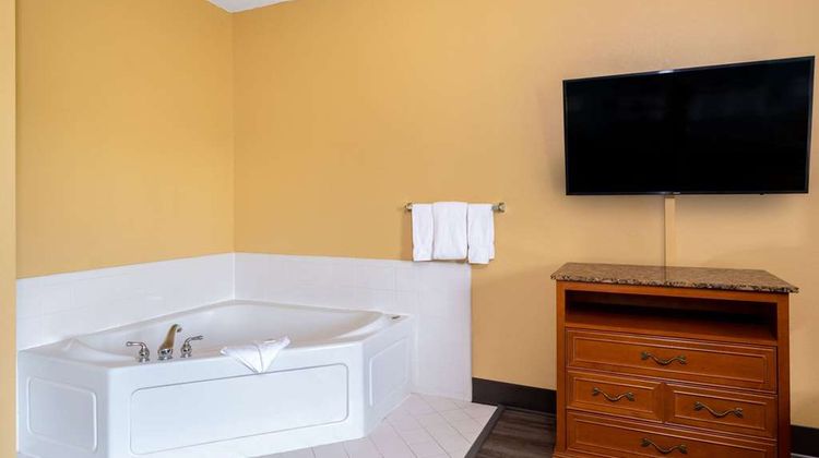 Super 8 Salisbury Suite