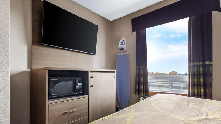 Super 8 Prince Albert Suite