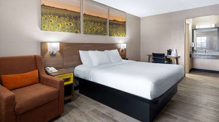 Days Inn & Suites Kokomo Room