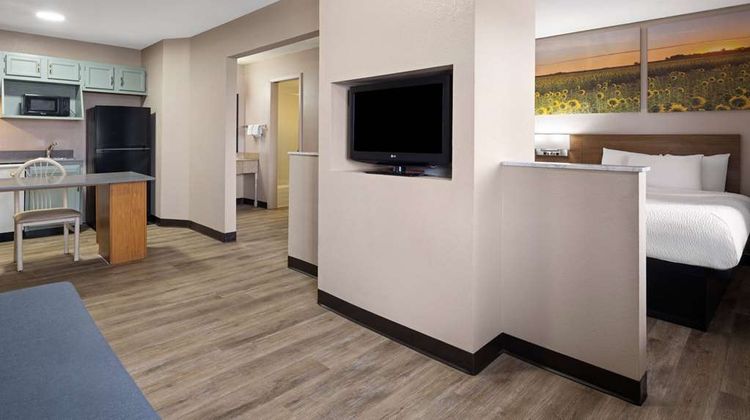 Days Inn & Suites Kokomo Suite