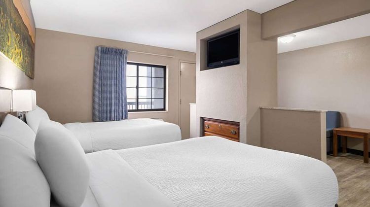 Days Inn & Suites Kokomo Suite