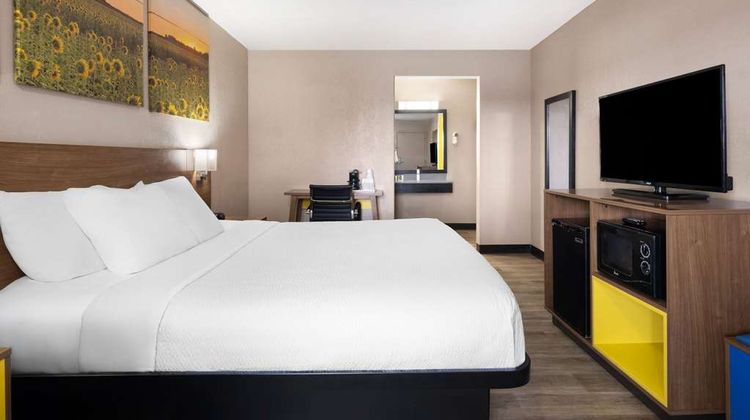 Days Inn & Suites Kokomo Room