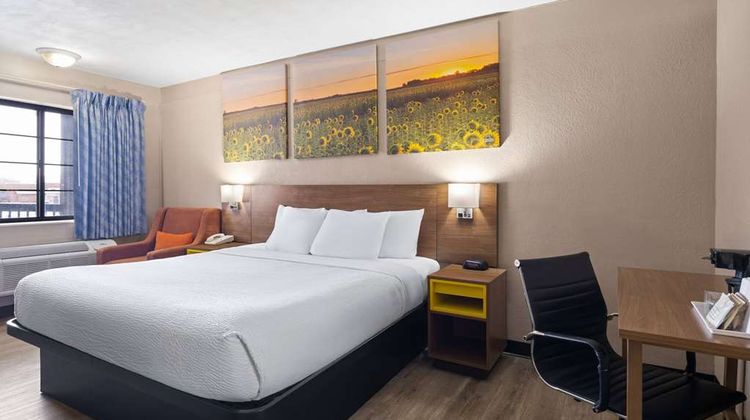 Days Inn & Suites Kokomo Room