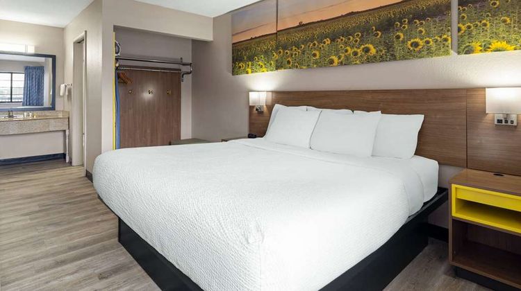 Days Inn & Suites Kokomo Suite