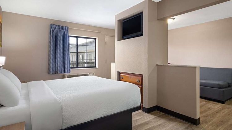Days Inn & Suites Kokomo Suite
