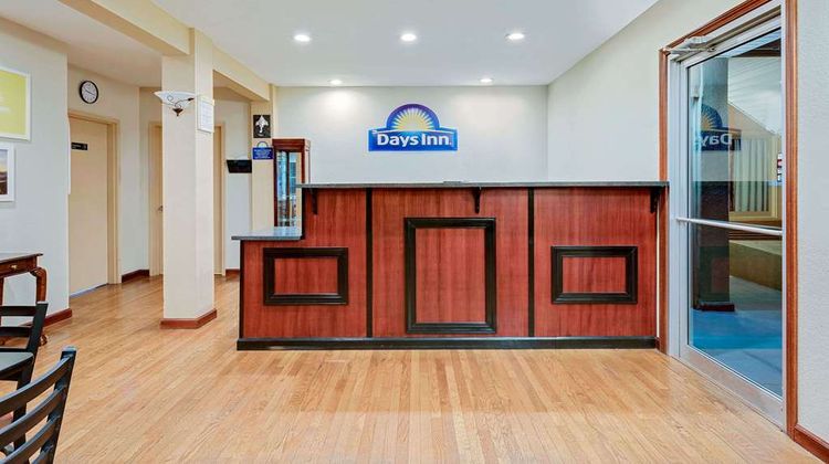 Days Inn Fairmont Lobby