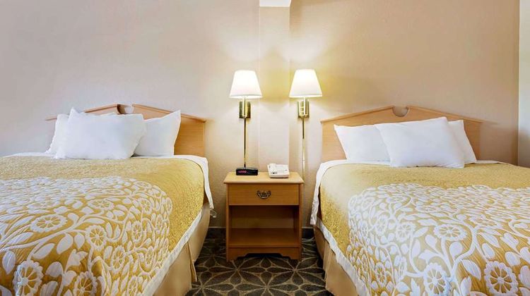 Days Inn Fairmont Room