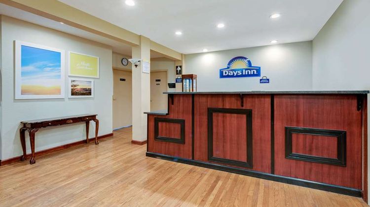 Days Inn Fairmont Lobby