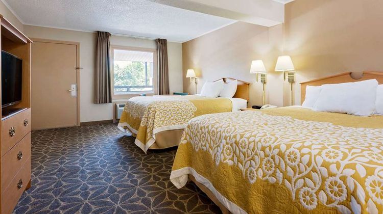 Days Inn Fairmont Room