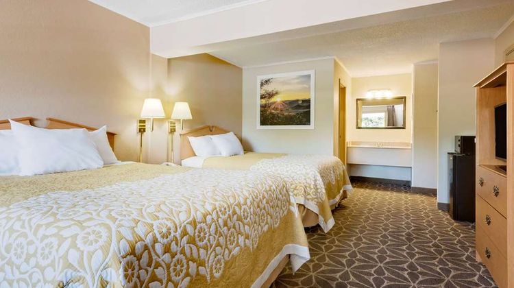 Days Inn Fairmont Room