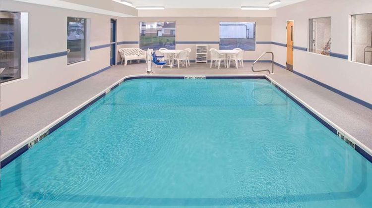 Super 8 Three Rivers Pool
