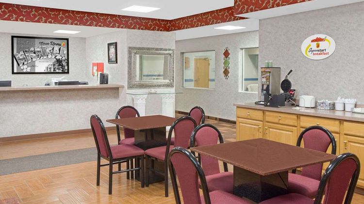 Super 8 Three Rivers Lobby