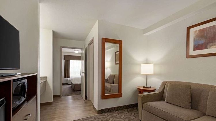 Super 8 Motel Calgary Shawnessy Area Suite