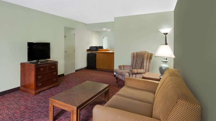 Days Inn McComb MS Suite