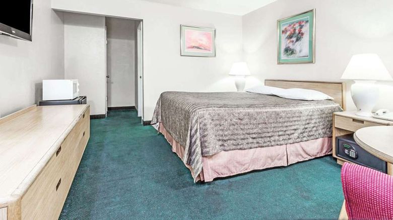 <b>Travelodge La Grande Room</b>. Images powered by <a href="https://iceportal.shijigroup.com/" title="IcePortal" target="_blank">IcePortal</a>.
